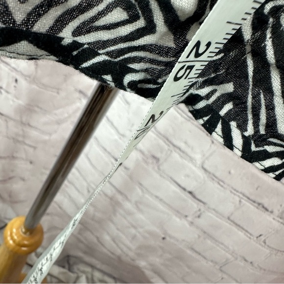 chico's black white geometric tribal print top 100% cotton sz 1 (med 8) - Picture 4 of 9